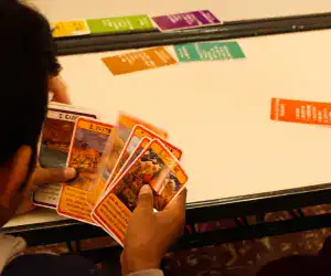 Enfants de Barrancas jouant au jeu des 7 familles Huarpes, atelier de tourisme solidaire