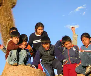 Élèves de l'école d'Alfarcito soutenue par le tourisme solidaire Trashumantes