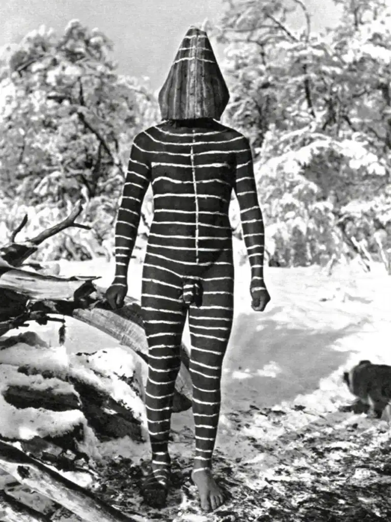 Participants à la cérémonie du Hain, corps peints et masques, photographie d'archive en noir et blanc