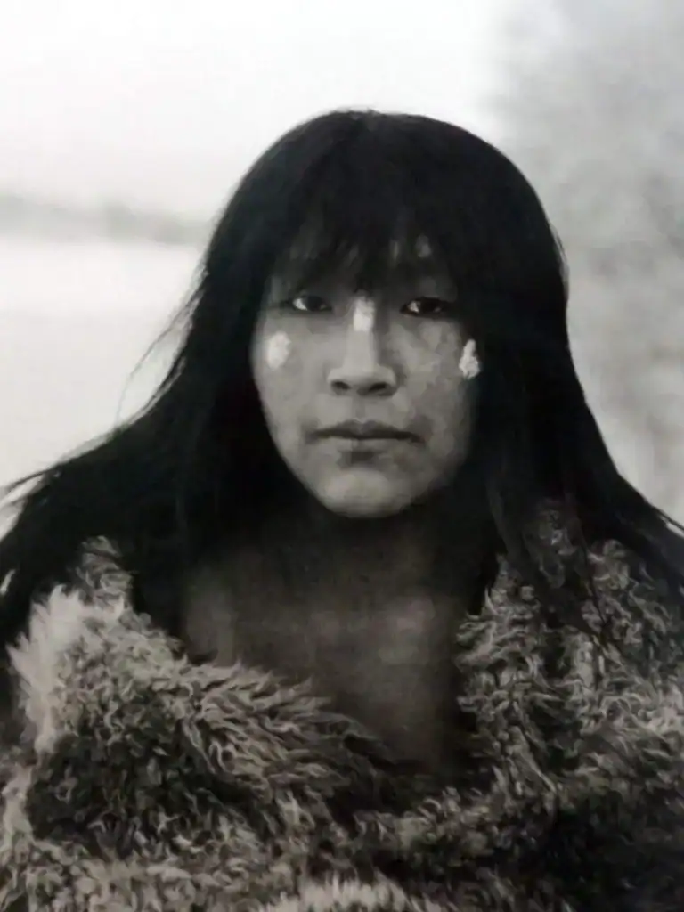 Portrait d'archive en noir et blanc d'un Selk'nam de Terre de Feu