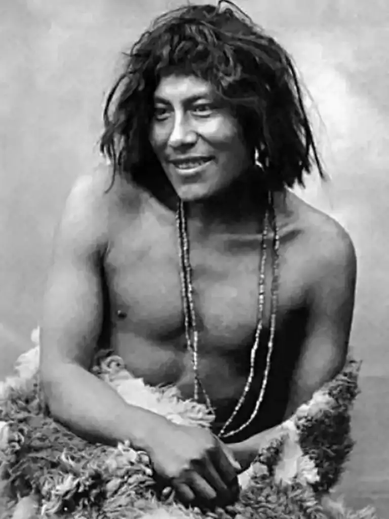 Selk'nam en tenue traditionnelle, photographie d'archive en noir et blanc